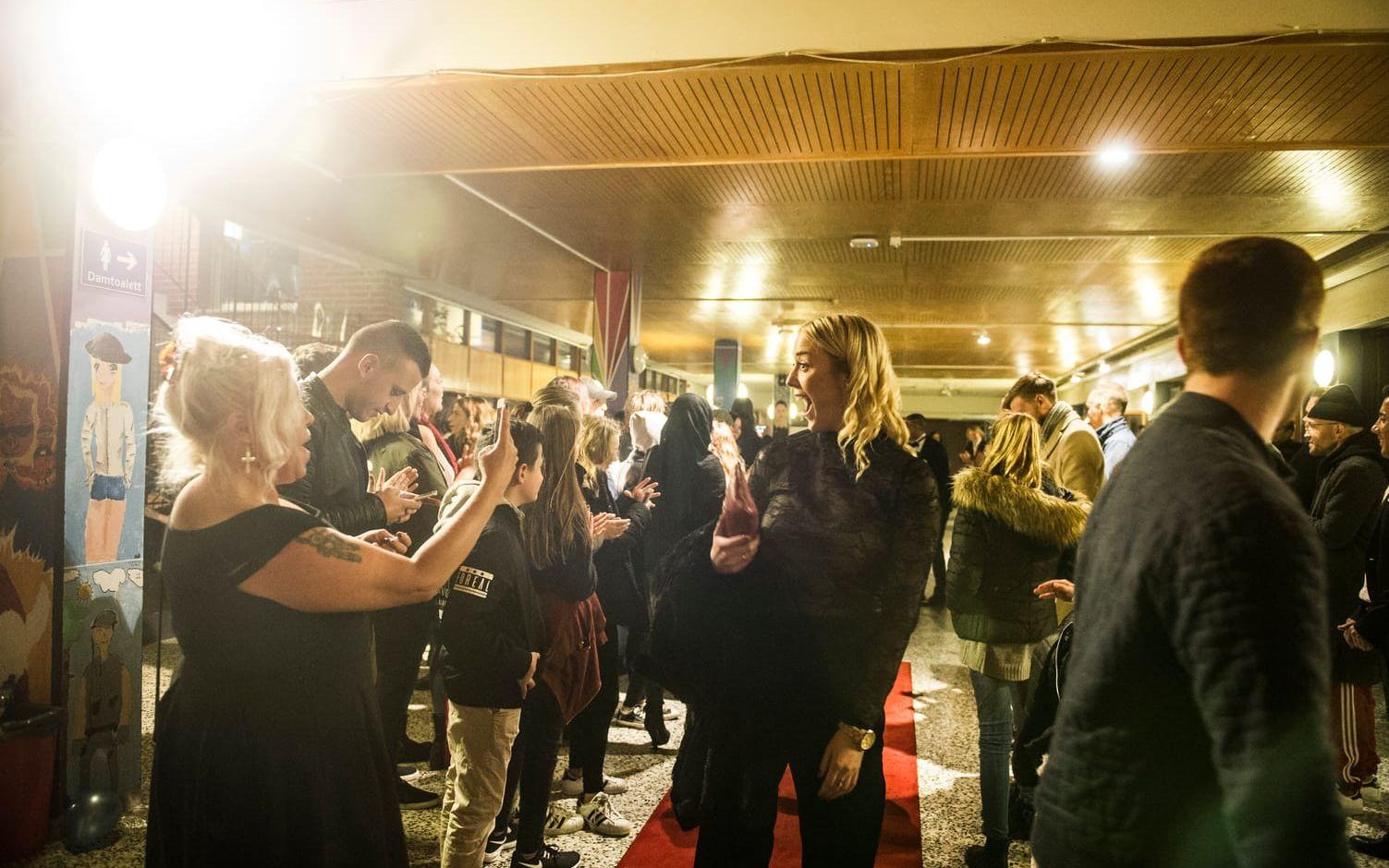 Röda mattan var utrullad för bland andra Lina Carlberg på premiären. Bild: Anna Svanberg.