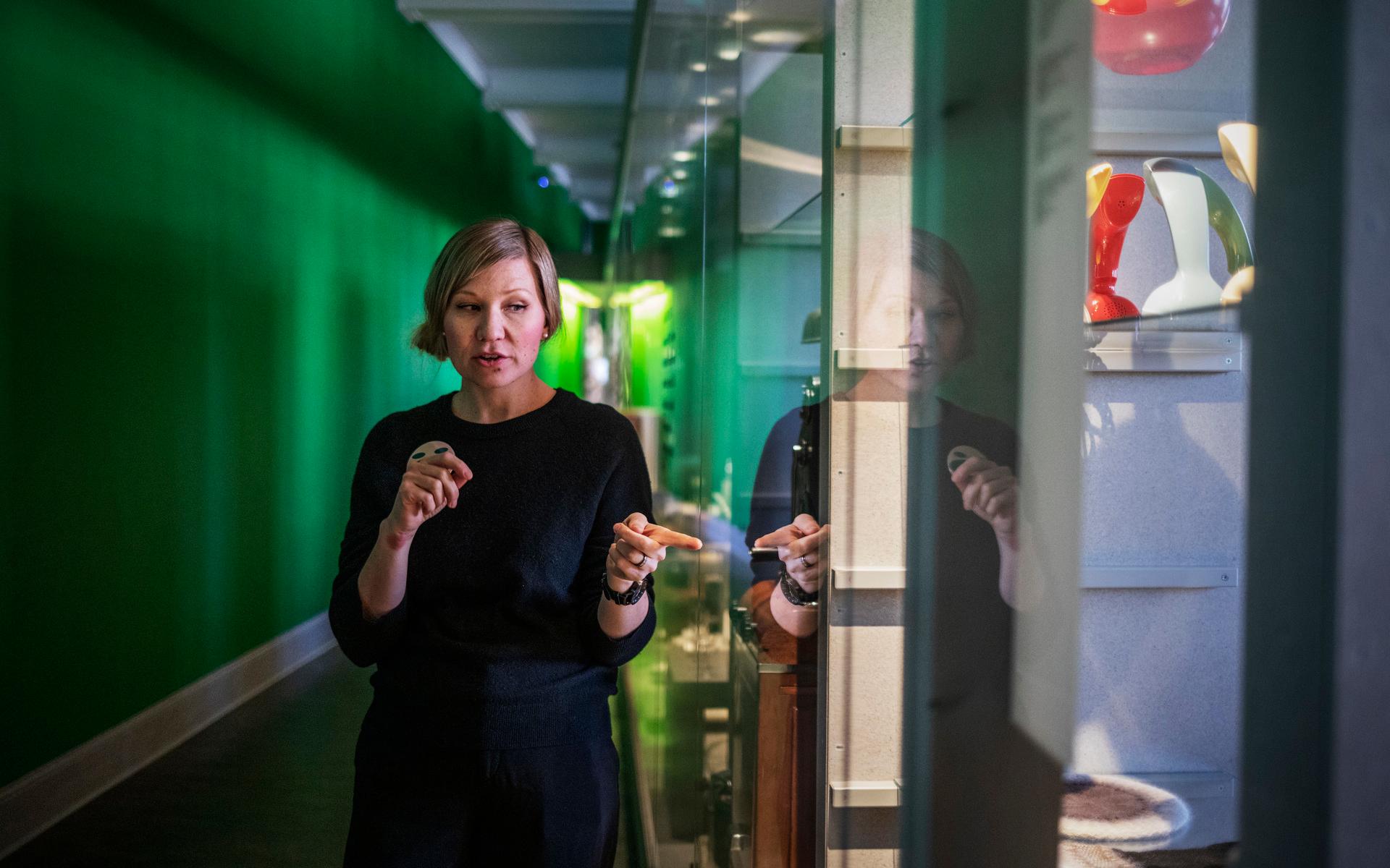 Josefin Kliner, intendent på Röhsska museet, pekar på de fina exempel på Bohus stickning som finns i samlingen.