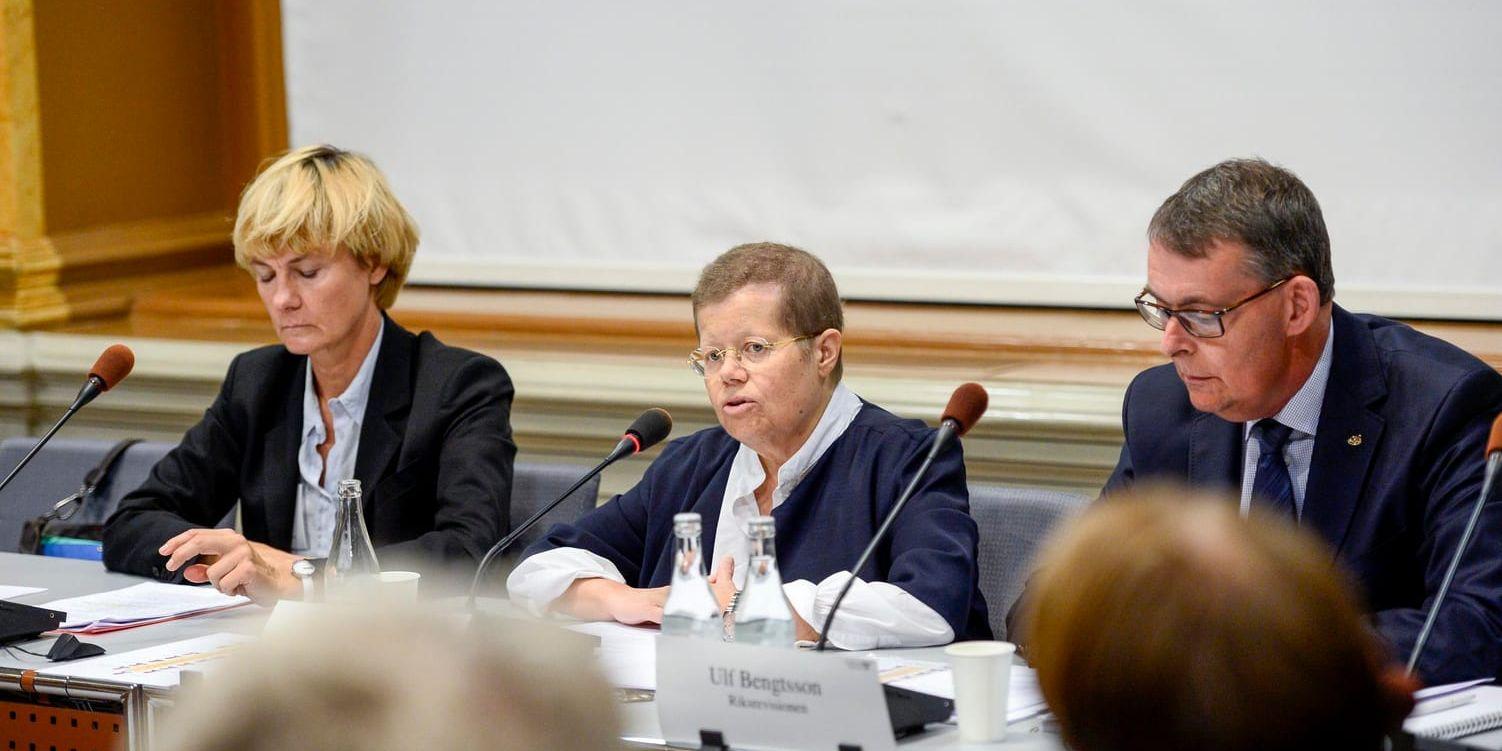 Riksrevisorerna Susanne Ackum, Margareta Åberg och Ulf Bengtsson vid dagens KU-förhör.