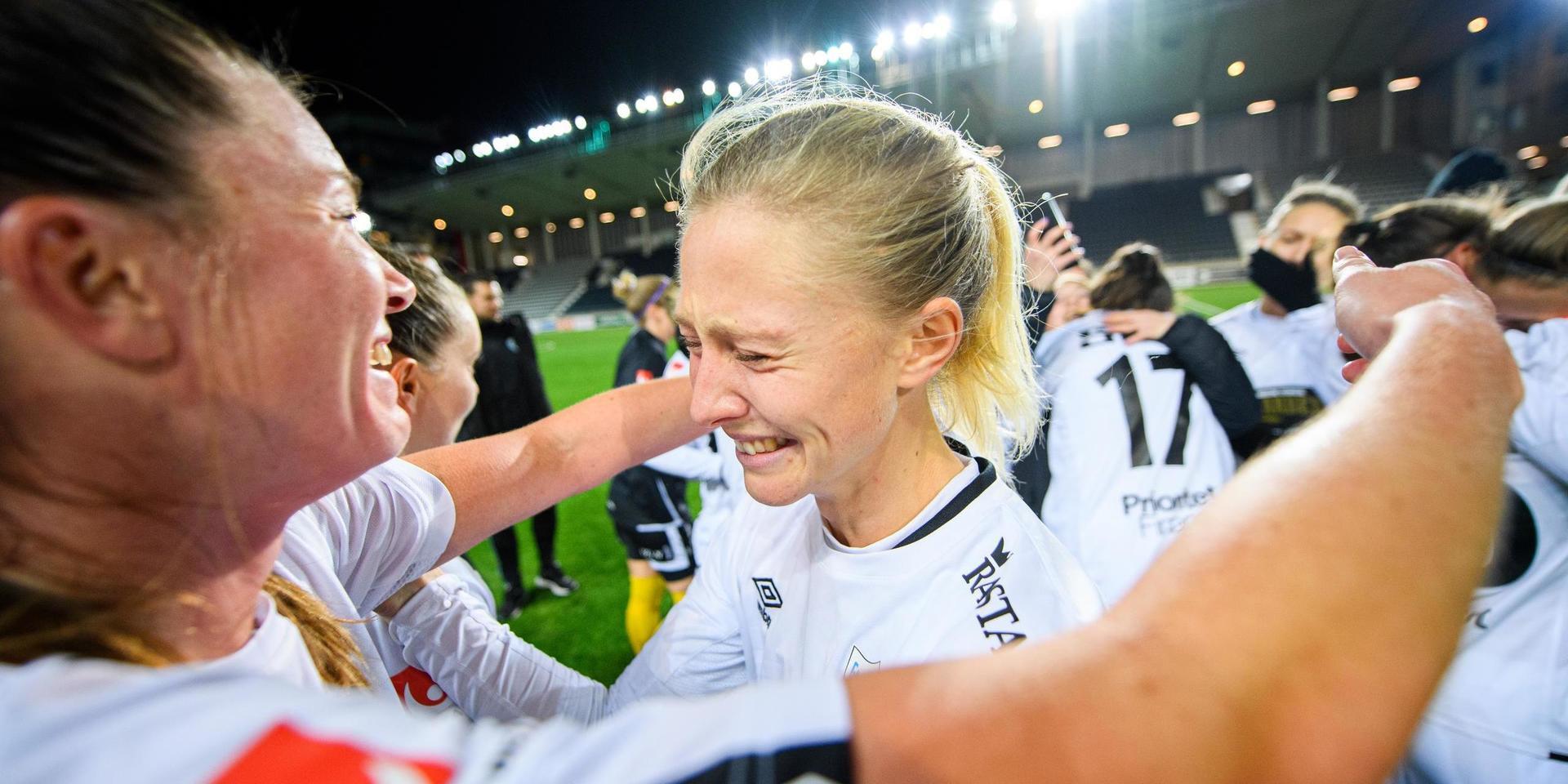 Pauline Hammarlund kramar om Rebecka Blomqvist under guldfirandet i Linköping. 
