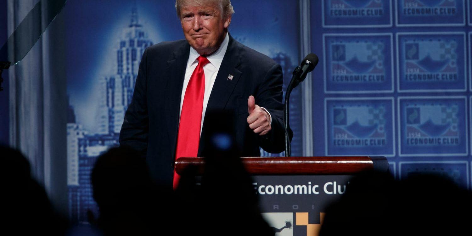 Republikanske presidentkandidaten Donald Trump gör tummen upp efter att ha hållit sitt tal. Han fick flera gånger buanden från publiken under sitt tal.