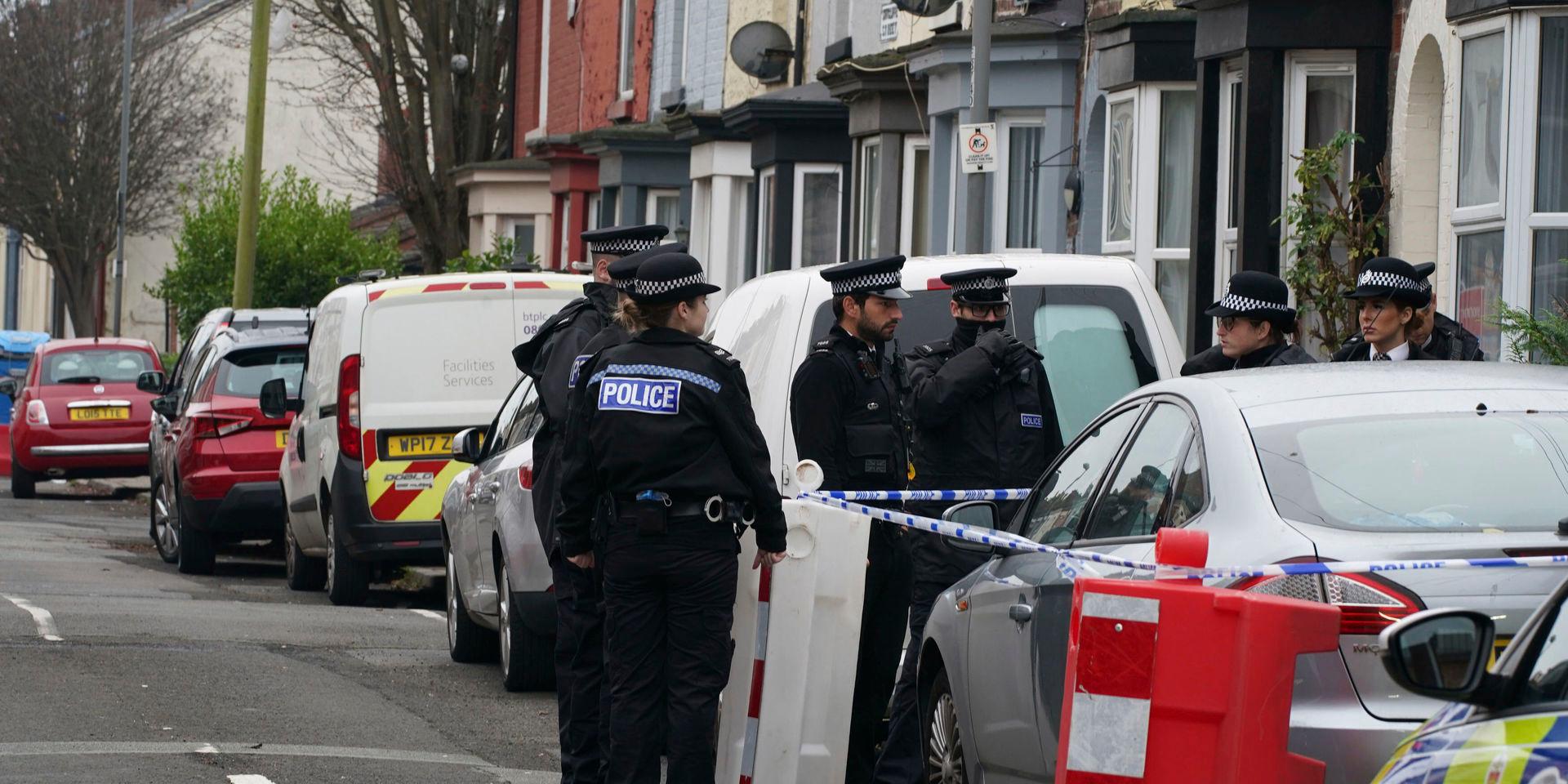 Polisen i en insats i Kensington-området i Liverpool efter explosionen vid stadens kvinnosjukhus.