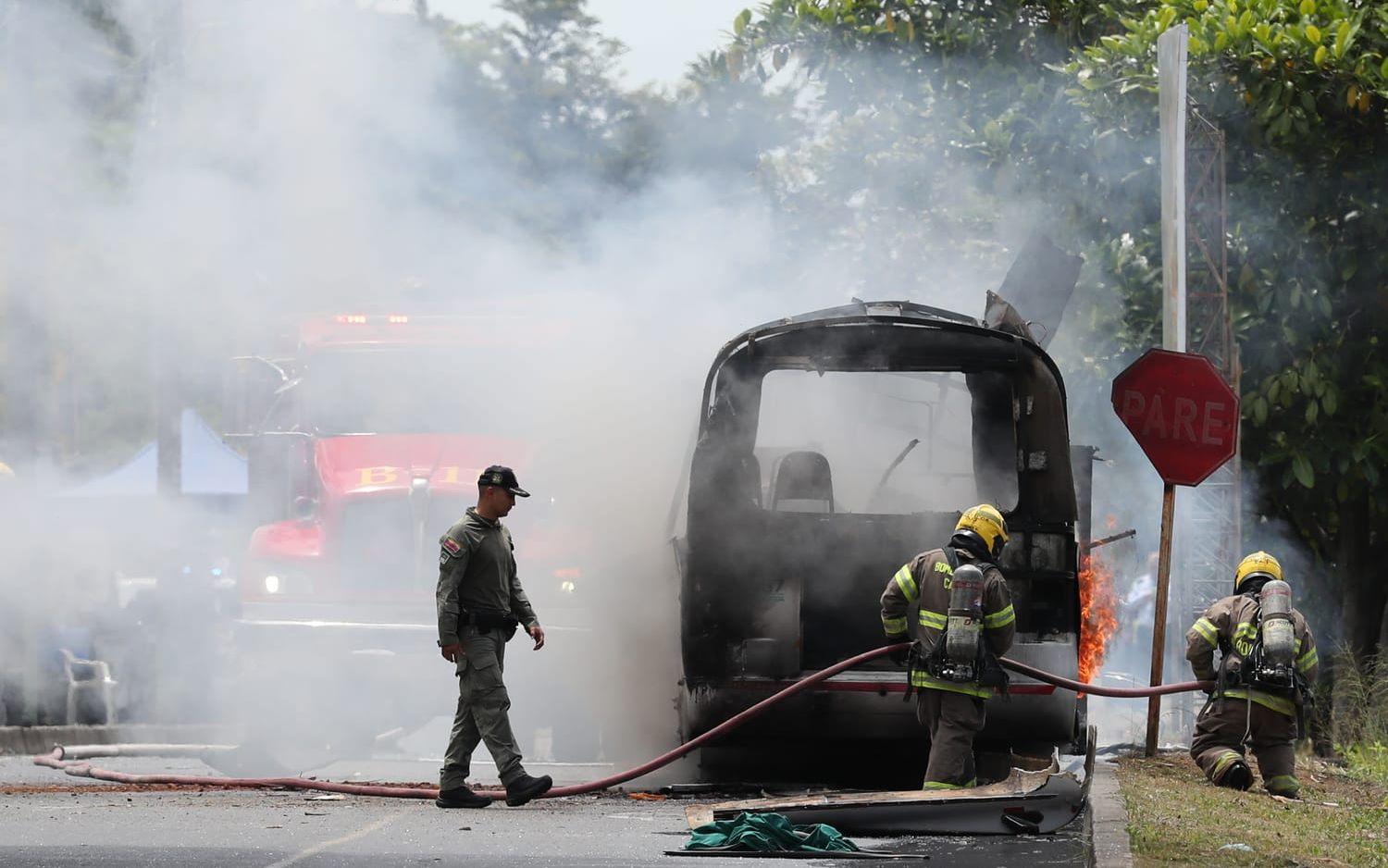 Bilden är tagen under fredagens bombattack i Cali, utanför en militärbas, på fredagen.