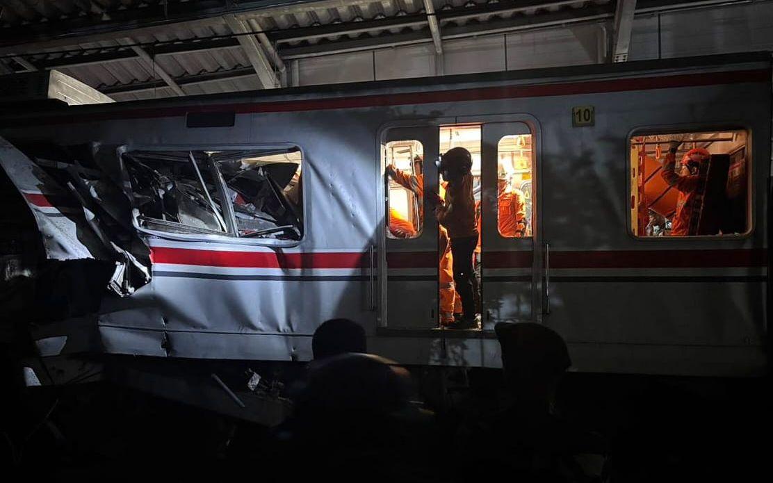Räddningsarbete pågår efter en tågolycka i Indonesien.