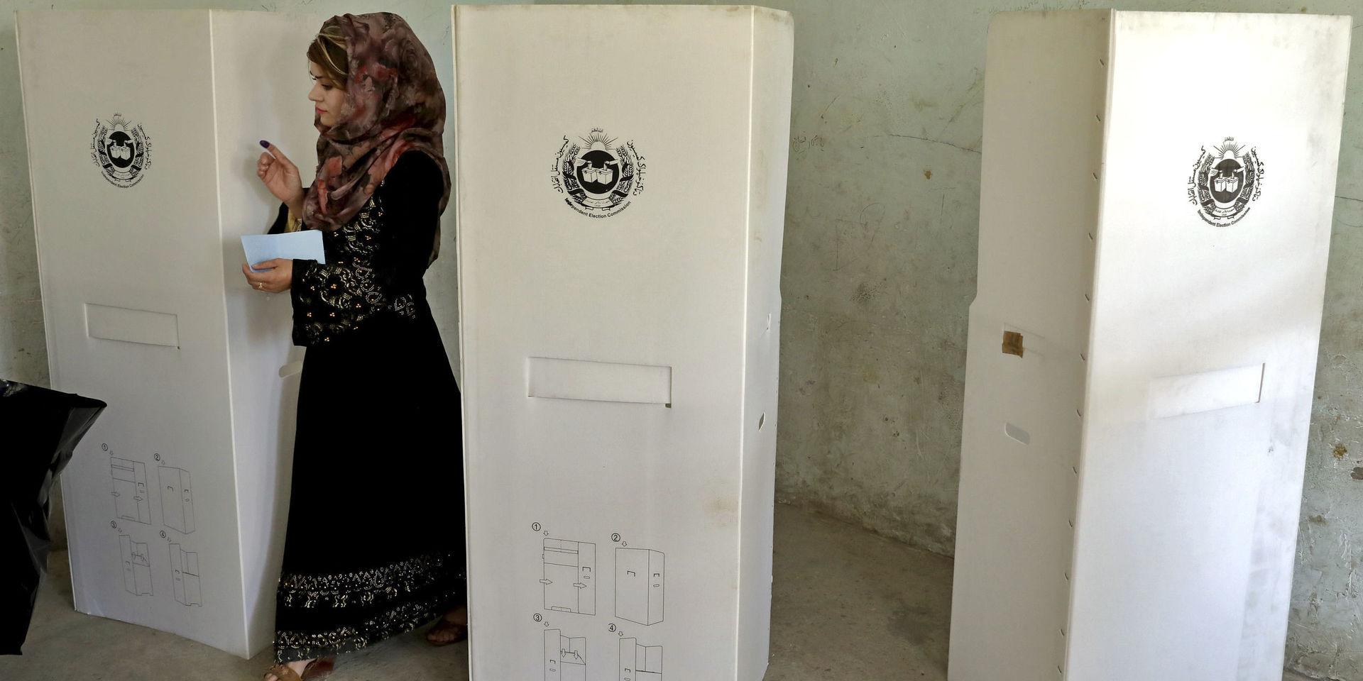 En kvinna röstar i en vallokal i huvudstaden Kabul.