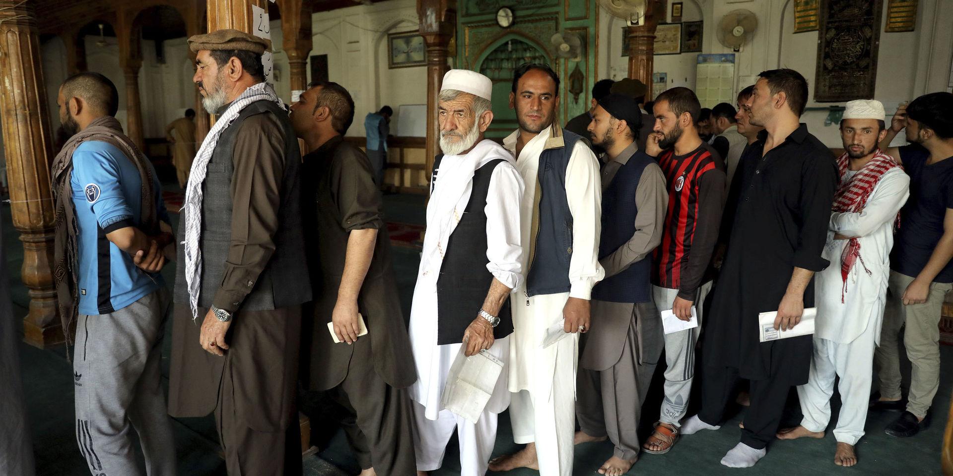 Kö i en vallokal i Kabul på lördagen.