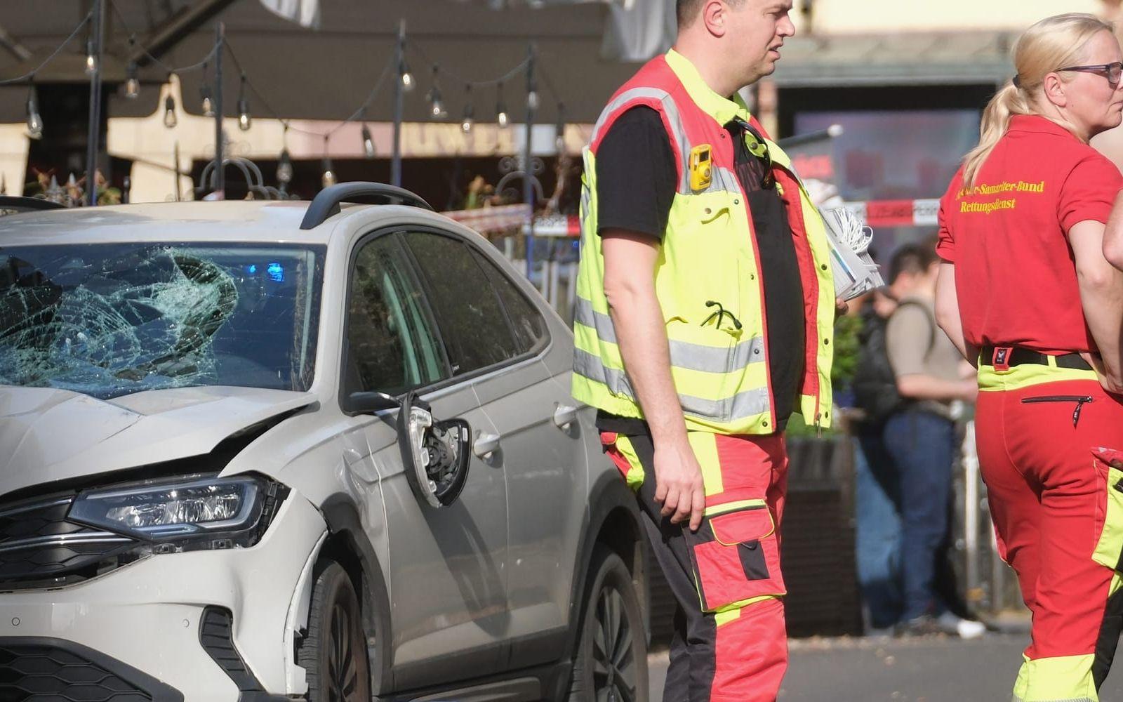 Räddningsarbetare vid plkatsen där en bil körde på flera människor i Leipzig i östra Tyskland.