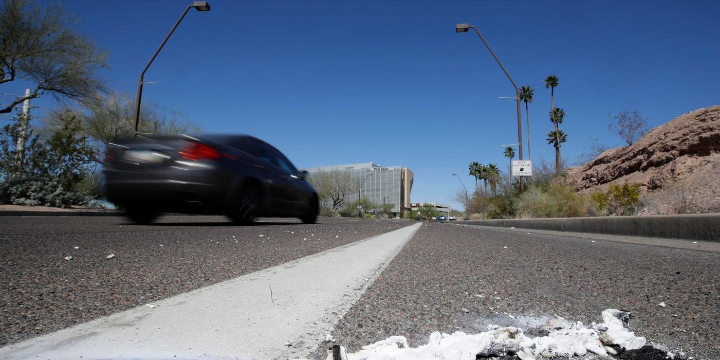 Bilar passerar olycksplatsen i Tempe Arizona. Arkivbild.