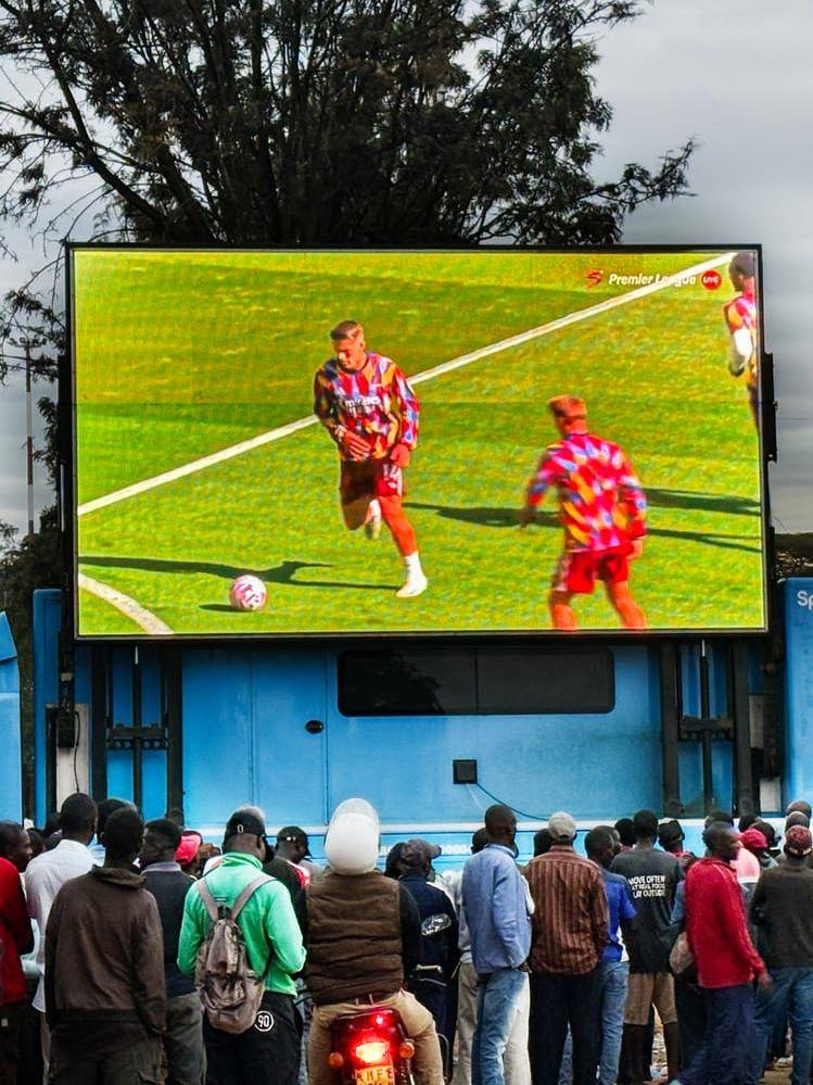 Spelbolag från Kenya har ställt fram storbildsskärmar så att människor i Kibera kan följa kvällens match i Premier League.