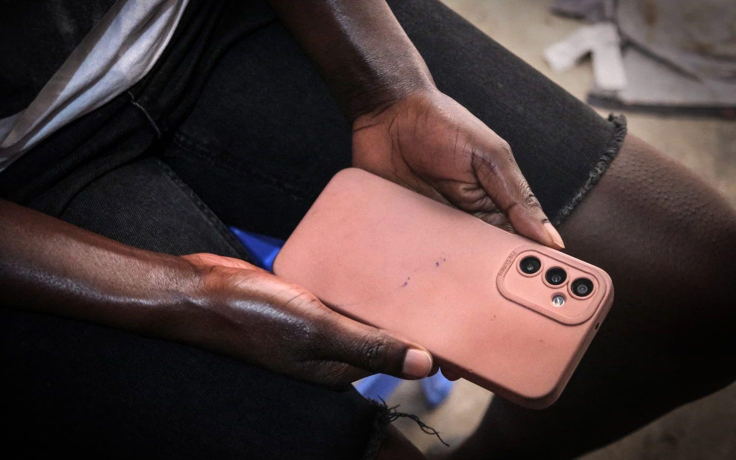 Ruth säger att det var hård press när hon jobbade på Sama.