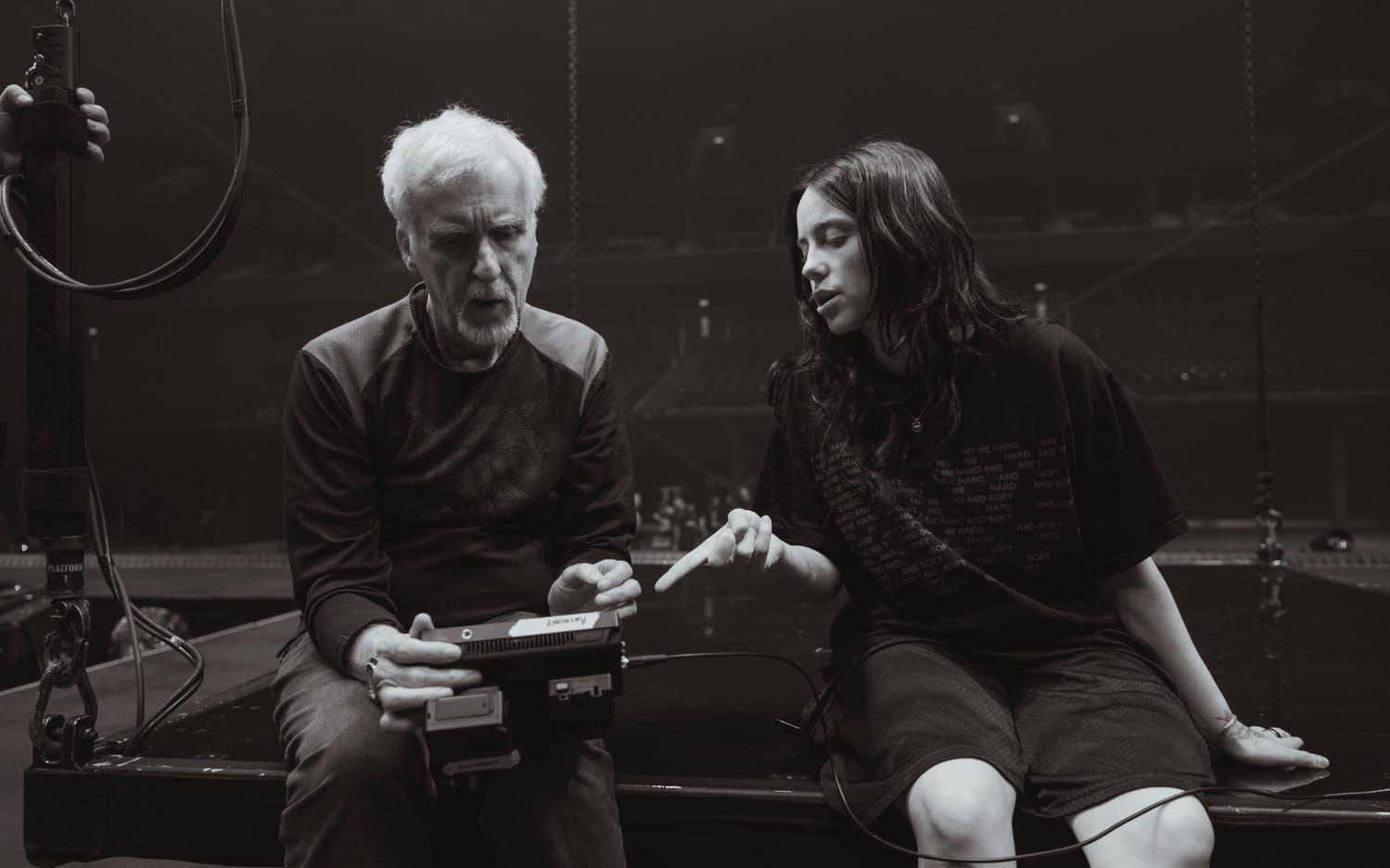 Regissören James Cameron och Billie Eilish under inspelningen av ”Billie Eilish – Hit me hard and soft: The tour”. 