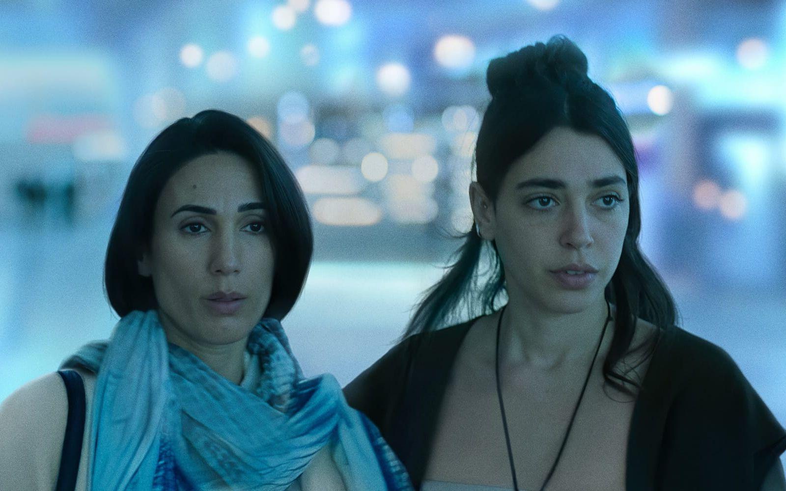 Liraz Chamami och Talia Lynne Ronn i "Unconditional" på AppleTv.
