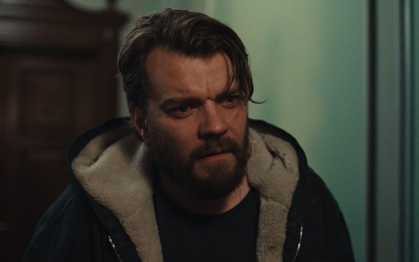 Pilou Asbæk spelar Mads, en man med hemligheter i tv-serien "Secrets" på Viaplay.