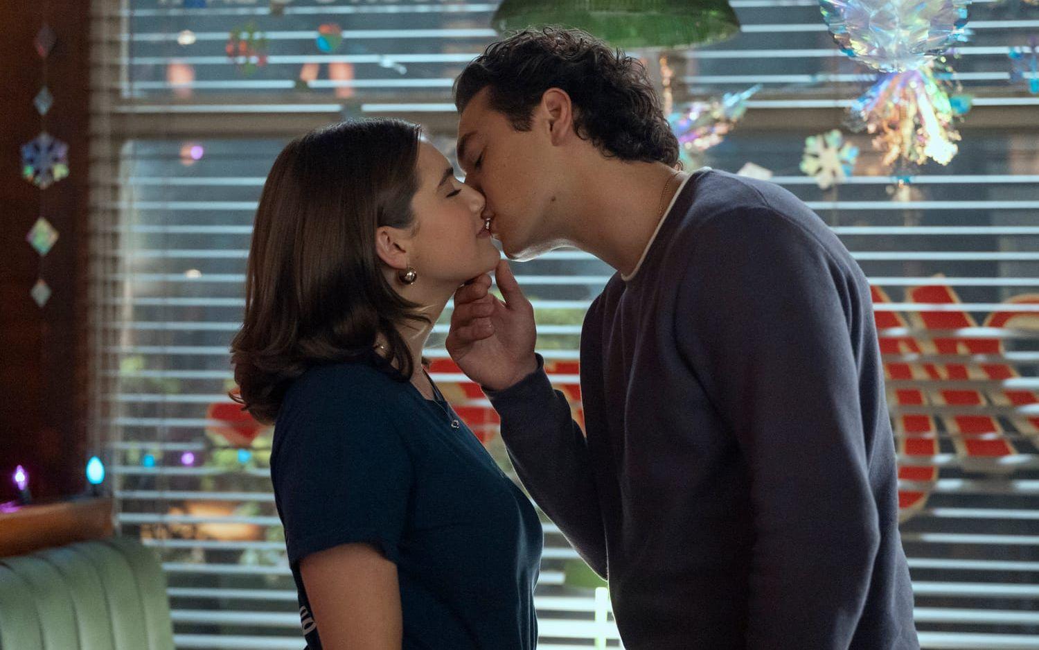 Hannah (Ella Bright) och Garrett (Belmont Cameli) i "Off campus". 