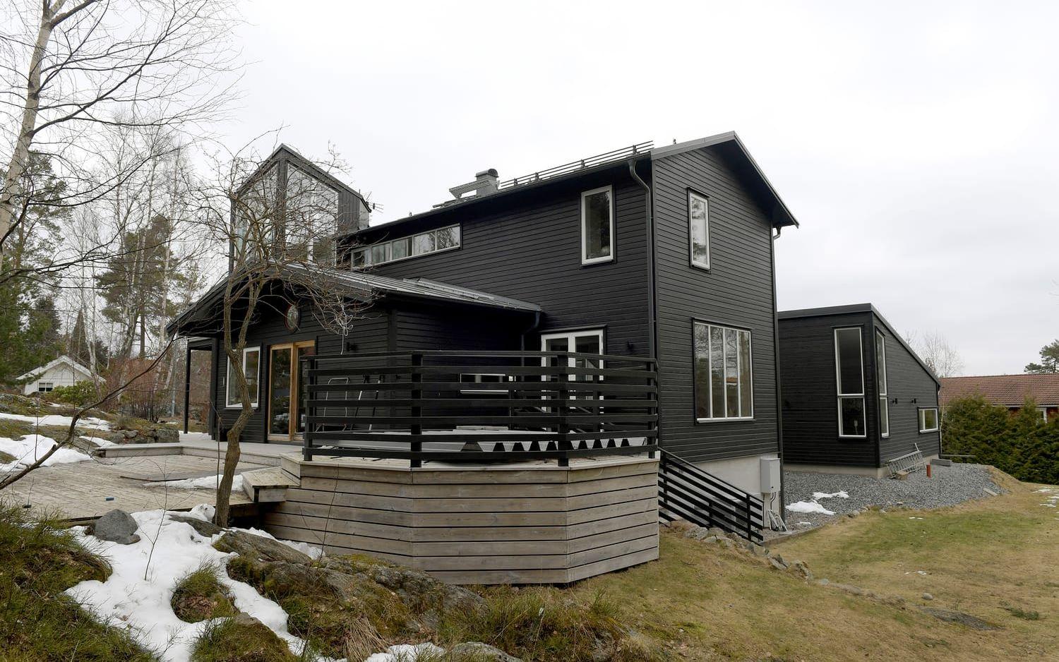 Huset är byggt av samma arkitekt som huvudhuset och målat i samma svarta färg för att knyta ihop det hela. Foto: Janerik Henriksson/TT