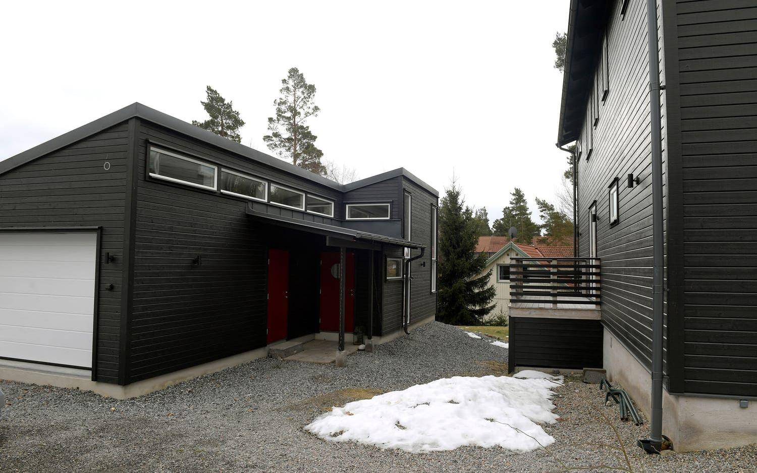 Huset är byggt av samma arkitekt som huvudhuset och målat i samma svarta färg för att knyta ihop det hela. Foto: Janerik Henriksson/TT