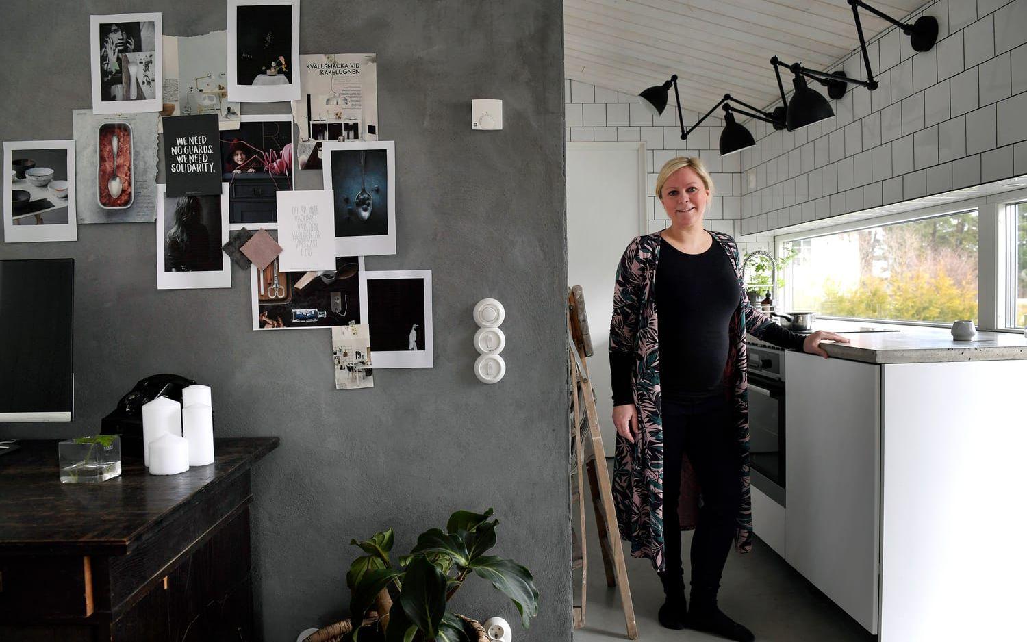 I det nya huset, som också är Helena Nords kontor, finns ett litet men fullt fungerande kök, med fint ljusinsläpp över köksbänken. Bakom väggen finns bastun, och längst bort ligger garaget. "Har ni kunniga bekanta, be om råd! Och ta in proffs där det behövs. Det är svårt att stå ensam i ett så här stort projekt", säger hon. Foto: Janerik Henriksson/TT