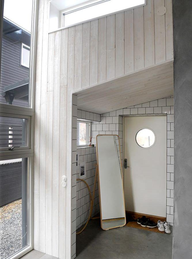 Väggarna är antingen klädda med råspont eller puts, materialval som passar fint in i den moderna arkitekturen men också är billigare än traditionella gipsade och spacklade väggar. Foto: Janerik Henriksson/TT