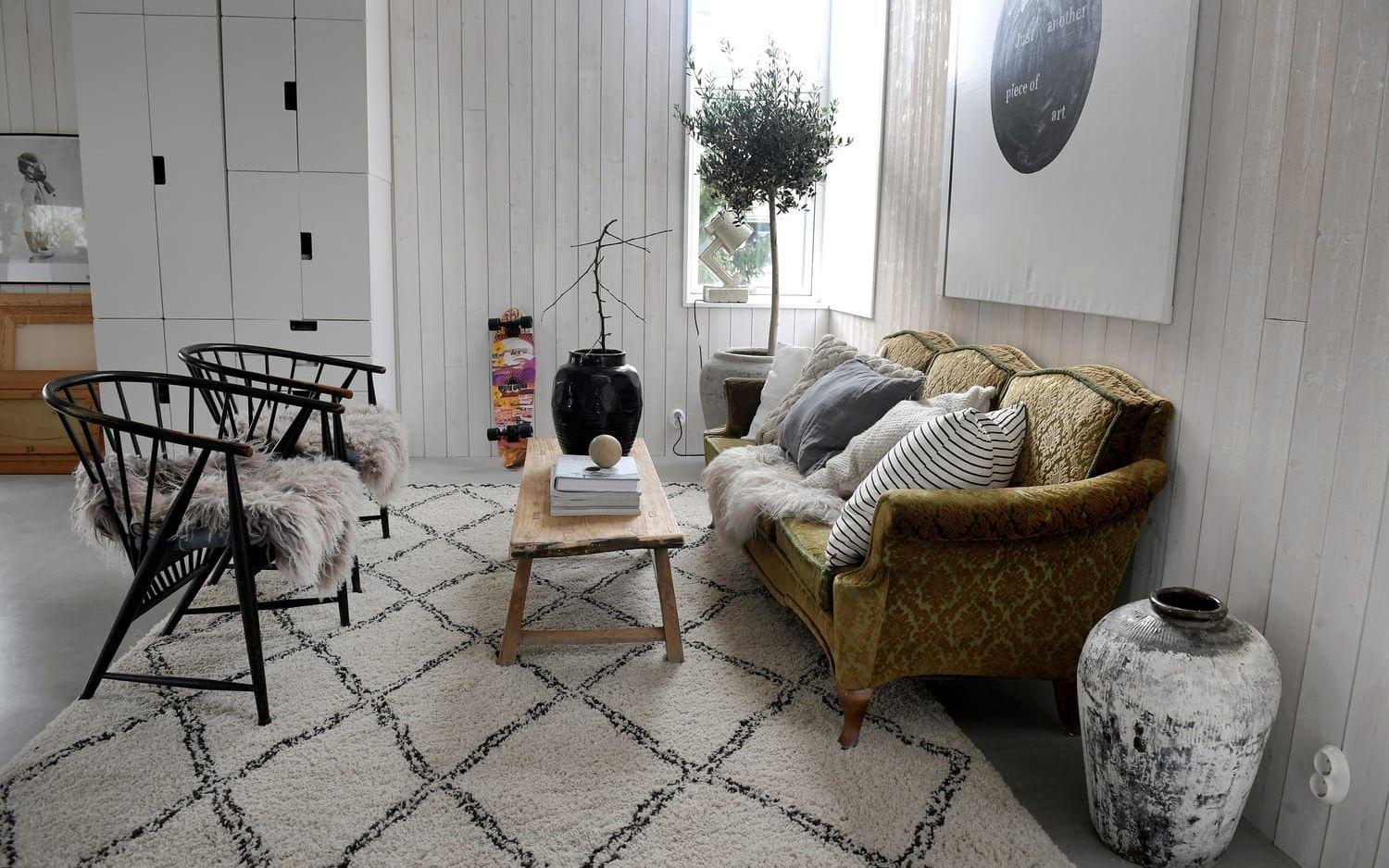 Arbetsplats men också möjlighet till skönt soffhäng. Här kan hela familjen fredagsmysa. Foto: Janerik Henriksson/TT
