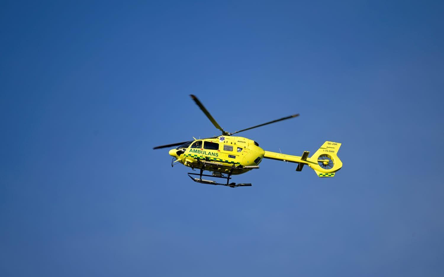 En av de skadade fördes till sjukhus med ambulanshelikopter. Arkivbild.