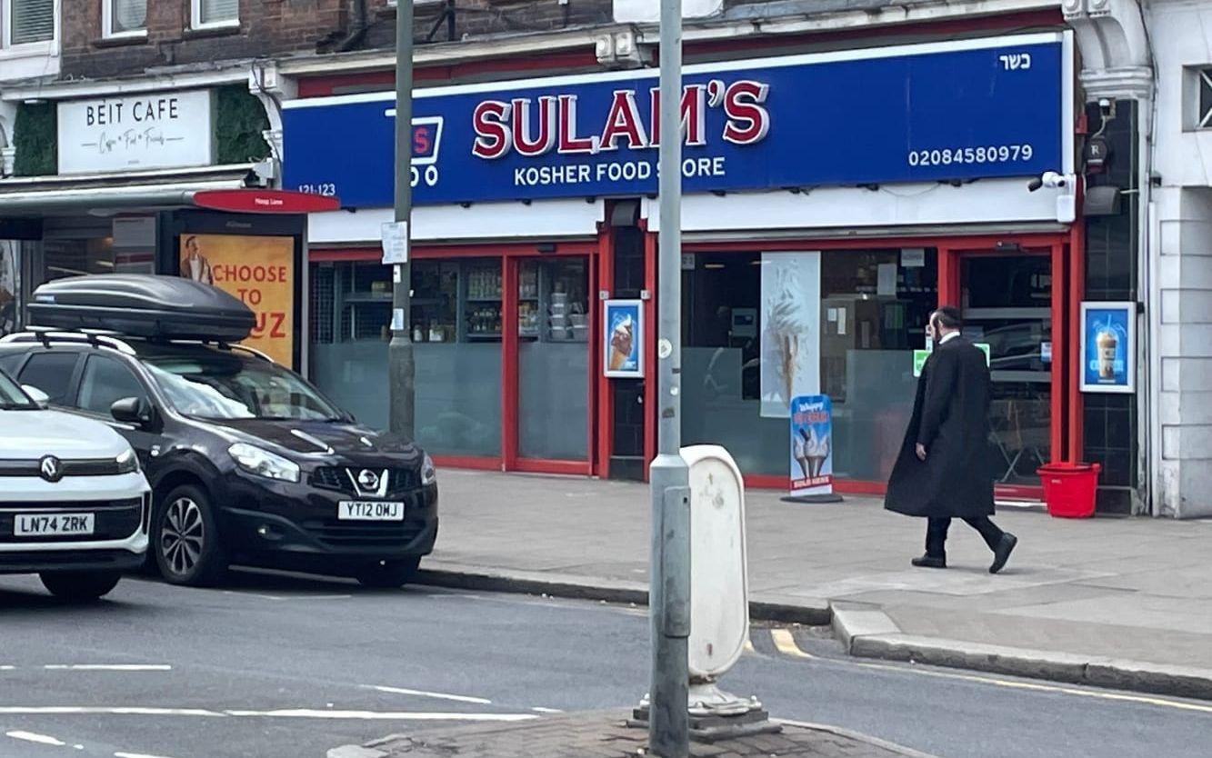 En man i kippa passerar förbi en kosherbutik i Golders Green i norra London.