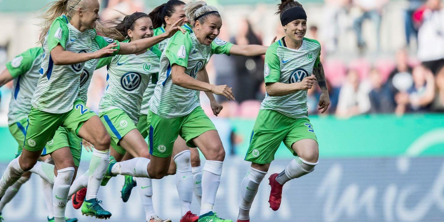 Wolfsburg firar segern i den tyska cupen efter att ha besegrat Bayern München efter straffläggning.