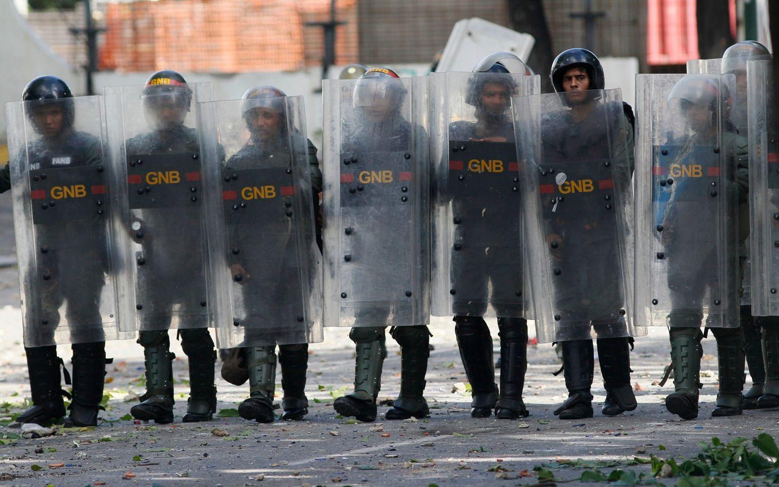 Veckan fram till valet i Venezuela har kantats av stora oroligheter och konfrontationer mellan polis och demonstranter. Valdagen blev inget undantag. Bild: TT

