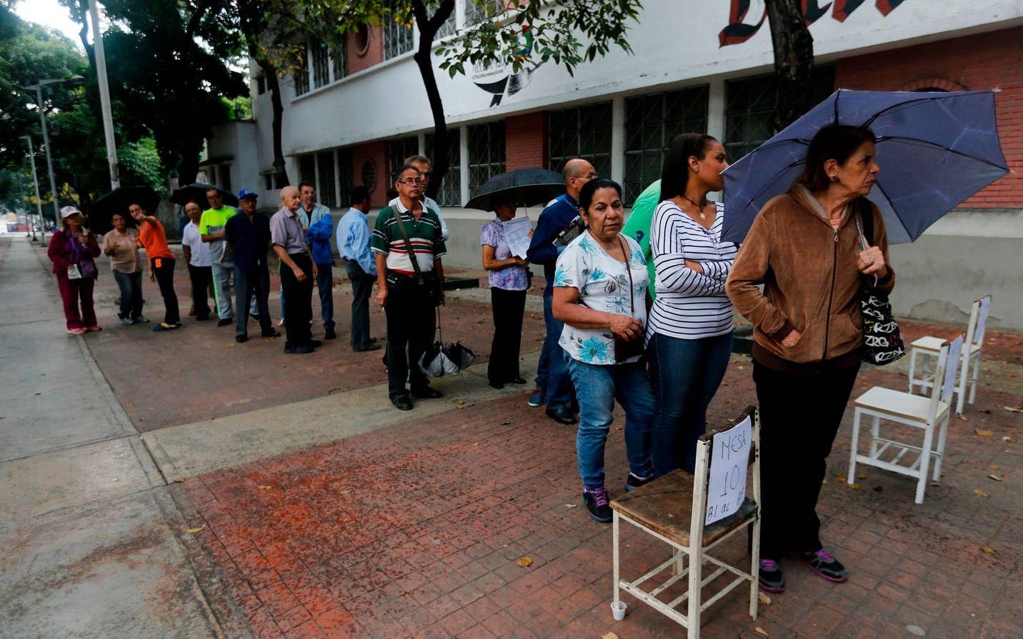 Köerna ringlade utanför vallokalerna i Caracas på söndagsmorgonen. Bild: TT
