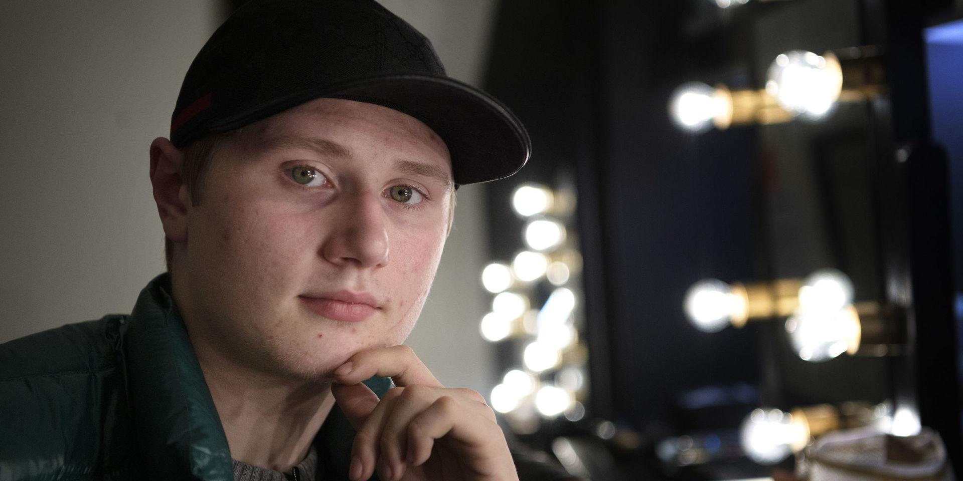 Rapparen Einár ställer in sin spelning i buren under årets upplaga av 'Musikhjälpen'. Arkivbild. 
