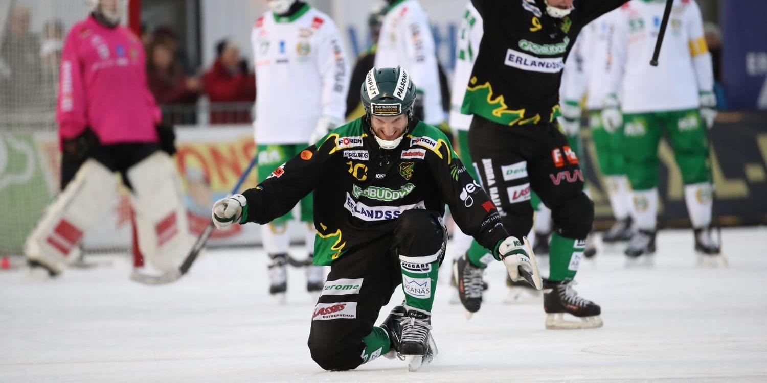 Frillesås Olle Hultqvist jublar efter mål mot Hammarby i januari. Hultqvist gjorde även ett av målen i kvalmötet mot Nässjö. Arkivbild.