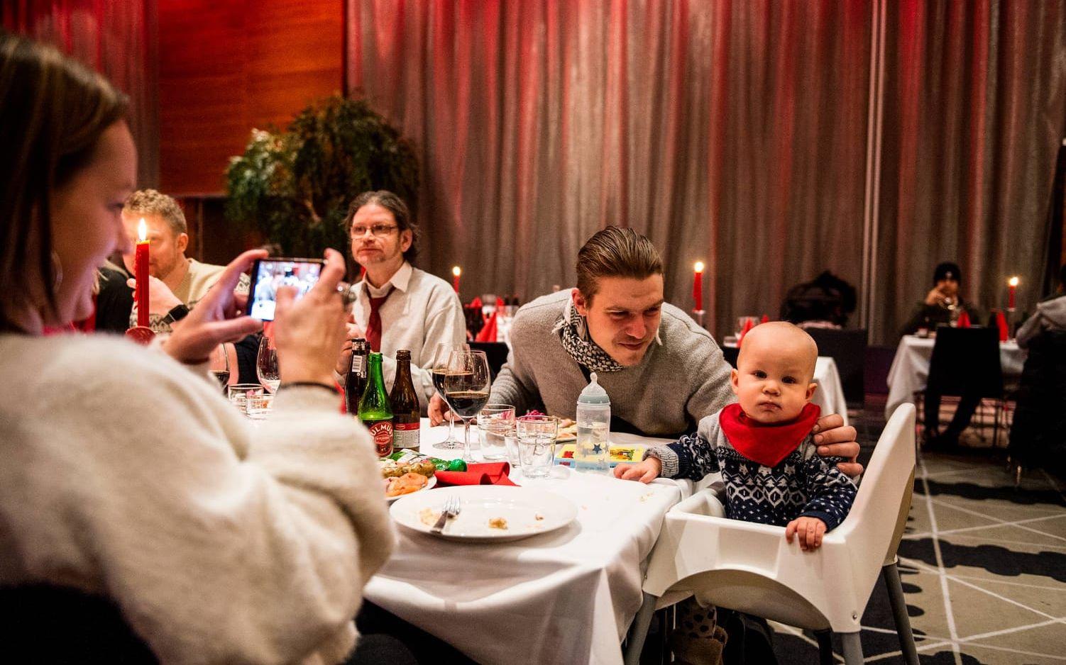 Jonatan Skatt och Amanda Hanssons son Love ville gärna vara med på bild. 