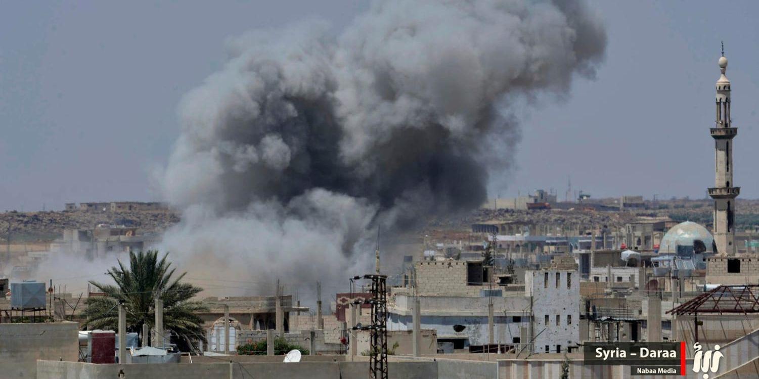 Rök stiger från staden Daraa efter ett av regimens flyganfall tidigare i veckan. Arkivbild.