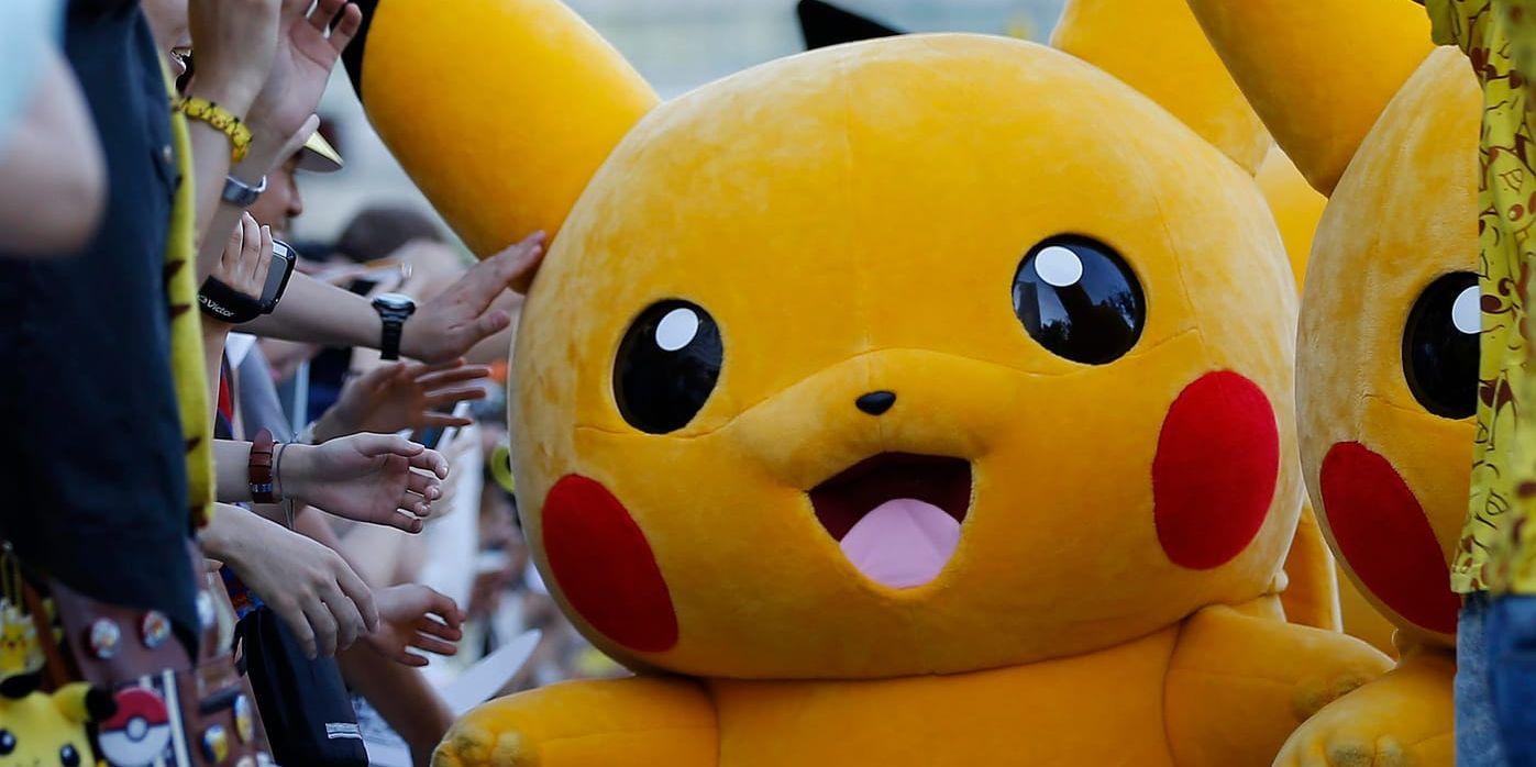 Pokémonfiguren Pikachu på en parad i Tokyo.