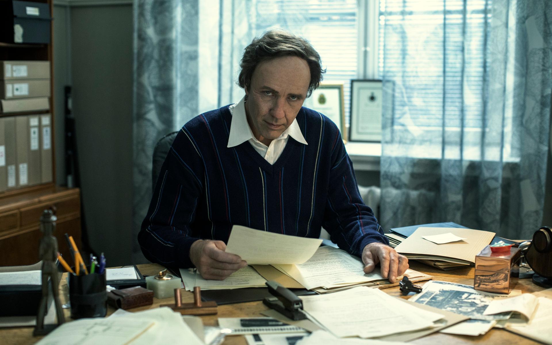 Mikael Persbrandt spelar Hans Holmér, länspolismästaren i Stockholm som utsåg sig själv till spaningsledare i mordutredningen om Olof Palme.