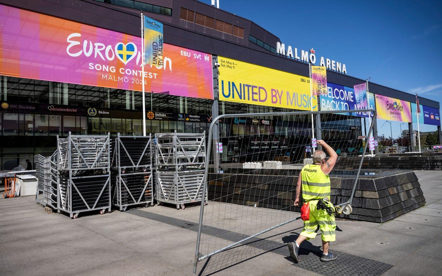Dagen efter i Malmö. Staketen kring Malmö arenas entré lyfts bort när det städas efter den 68:e upplagan av Eurovision Song Contest.