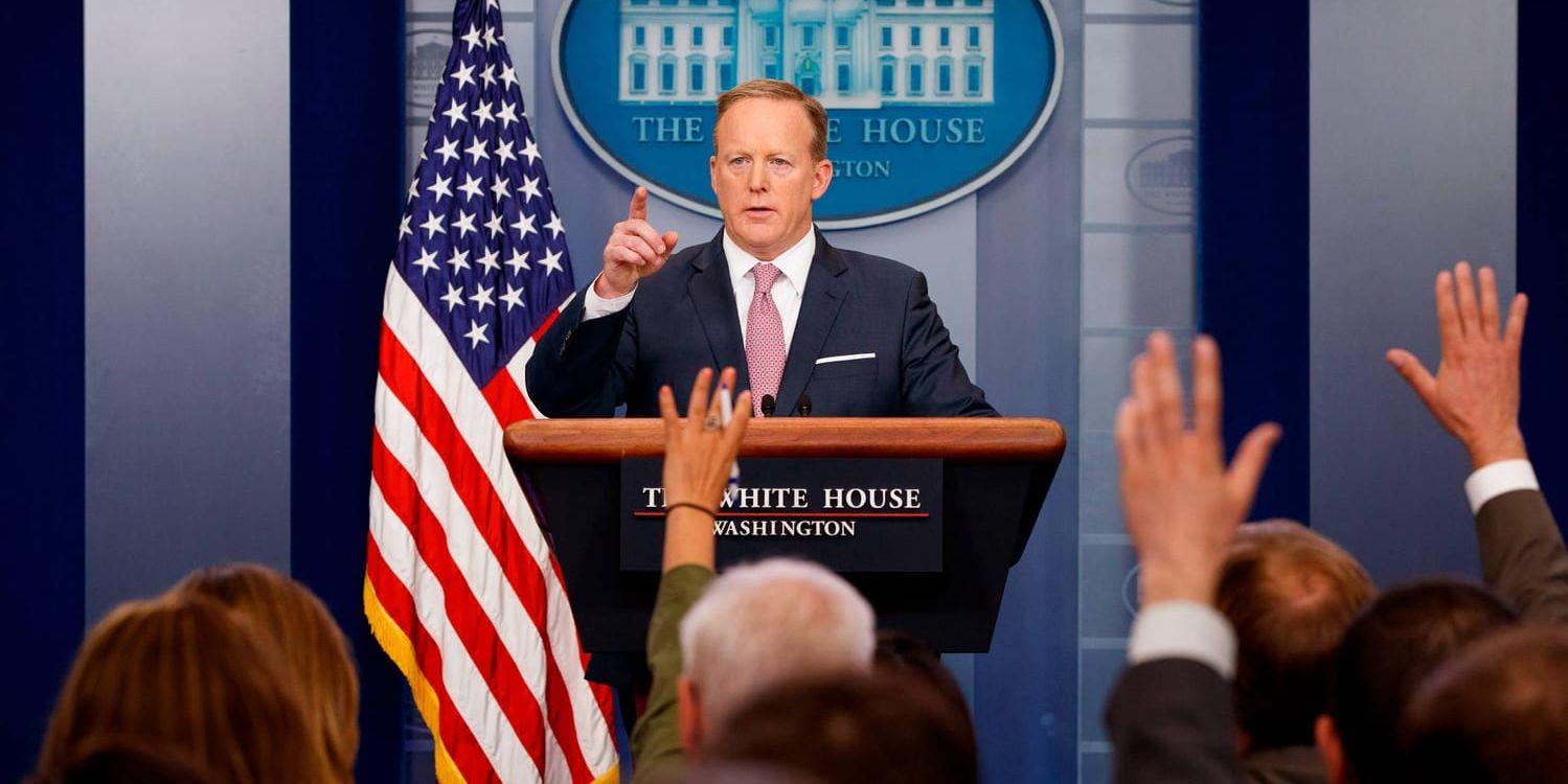 Vita husets pressekreterare Sean Spicer vid ett pressmöte den 12 maj. På CNN:s teckning från fredagen den 23 juni, sex veckor senare, står Spicer i samma talarstol men har annan färg på slipsen och gestikulerar med båda händerna i stället för bara med ena. Arkivbild.