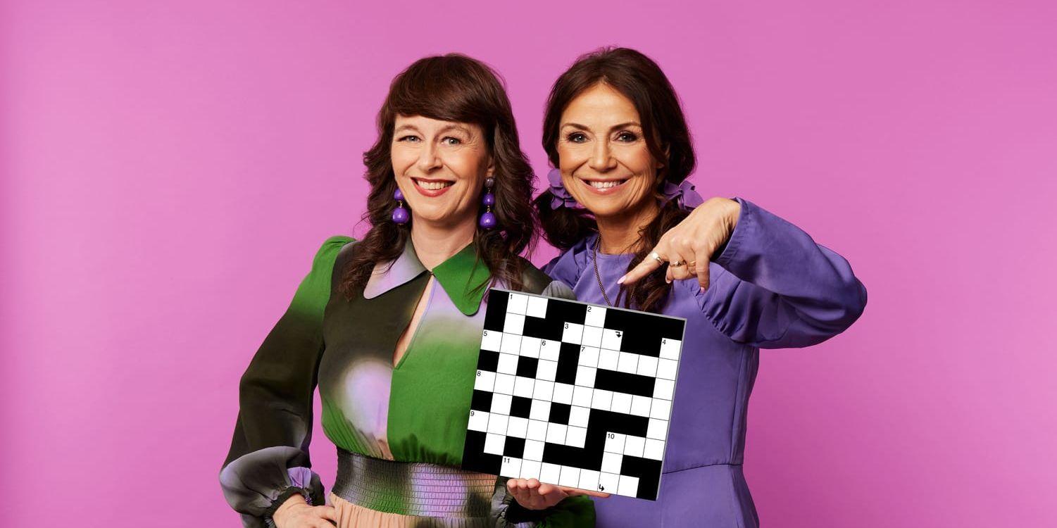Två kvinnor framför en rosa vägg