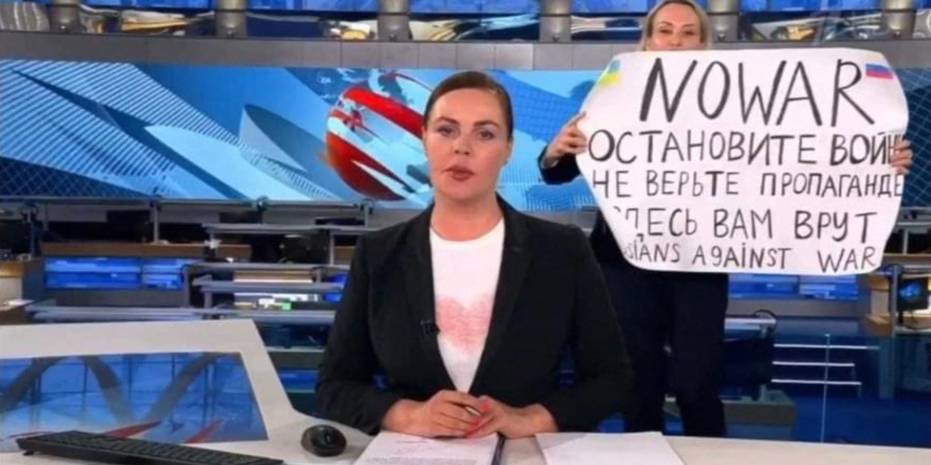 Bild från direktsändningen av nyheter på ryska Kanal 1 den 15 mars. 'Stoppa kriget. Tro inte på propagandan. Här ljuger de för dig' står det på plakatet.