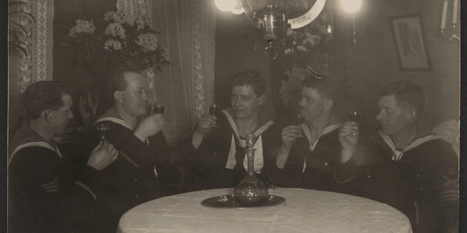 Sjömän dricker. Historisk bild.