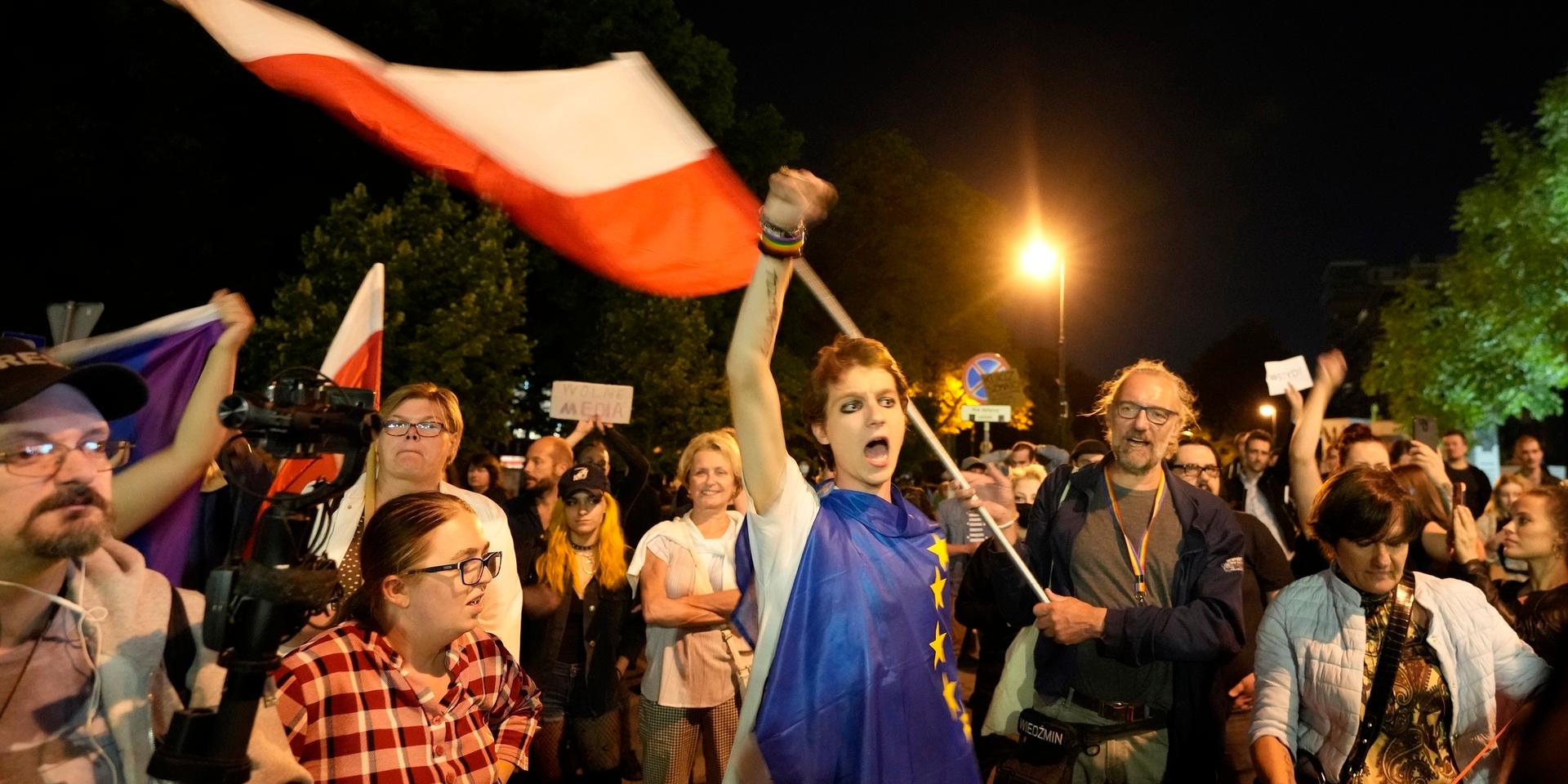 Stämningen har länge varit hätsk både inom Polen och gentemot EU kring styrets auktoritära tendenser. Bild från en demonstration i förra veckan mot hårda nya medielagar i landet.