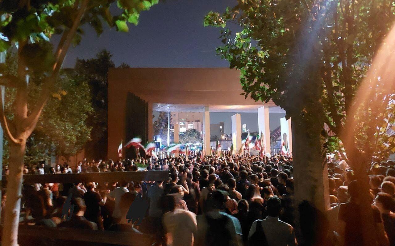 Studenter på Sharif University of Technology i Teheran protesterar mot regimen i Iran. Bilden har tagits av en privatperson den 7 oktober. Arkivbild.