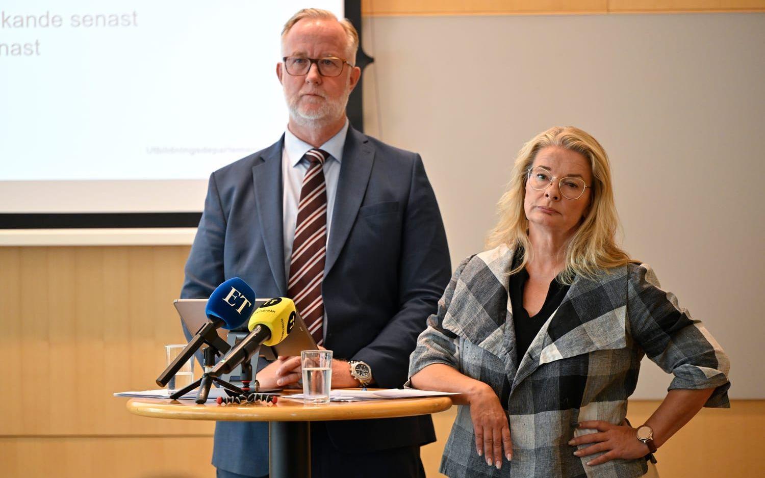 Utbildningsminister Johan Pehrson (L) och skolminister Lotta Edholm (L) vill se skärpta villkor för friskolor, men inte stopp för vinstdrivande friskolebolag.