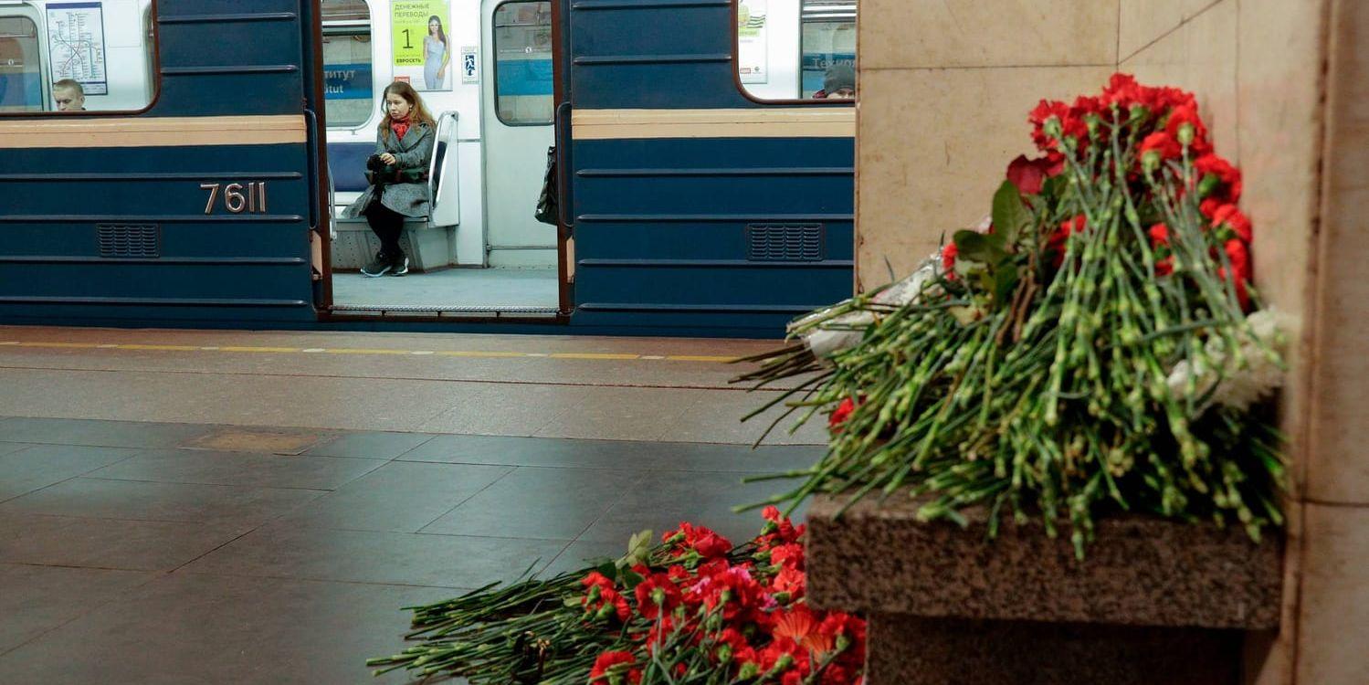 Blomsterhyllning till offren för bombdådet i S:t Pedtersburg tunnelbana. Arkivbild.