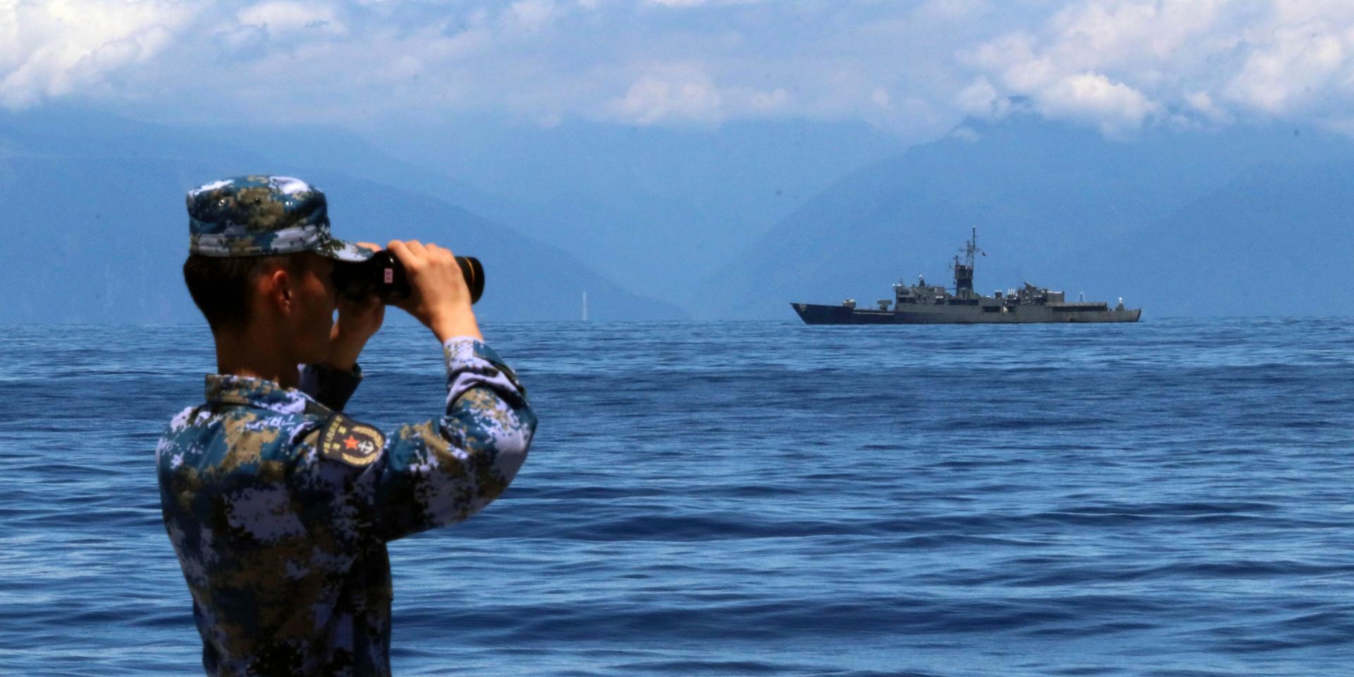 Militär följer i kikare en taiwanesisk fregatt på avstånd under de omfattande kinesiska militärövningarna kring Taiwan efter besöket av den amerikanska toppolitikern och talmannen Nancy Pelosi.