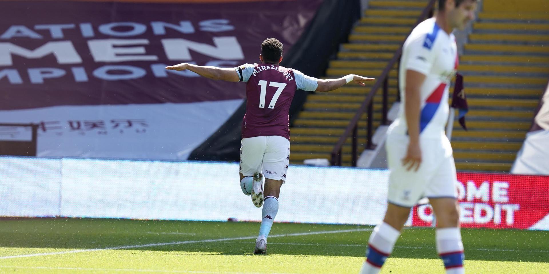 Aston Villas Trézéguet firar efter sitt 2–0-mål mot Crystal Palace.