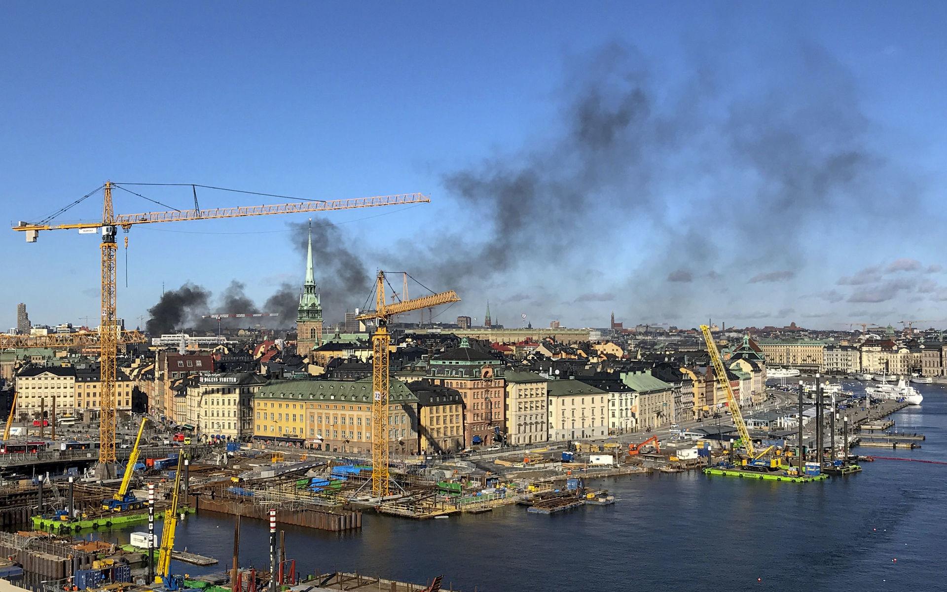 Buss i kraftig brand på Tegelbacken i Stockholm.