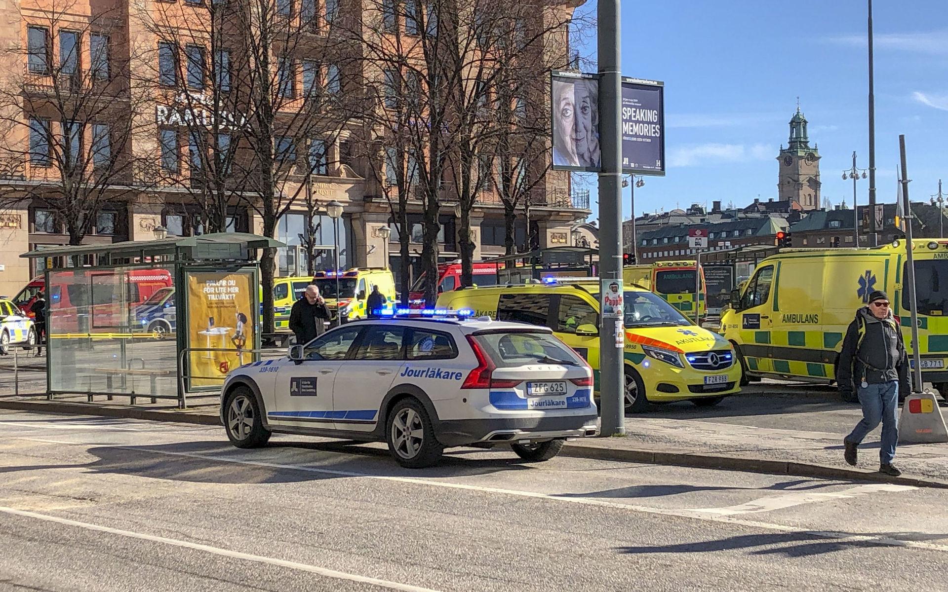 Buss i kraftig brand på Tegelbacken i Stockholm.