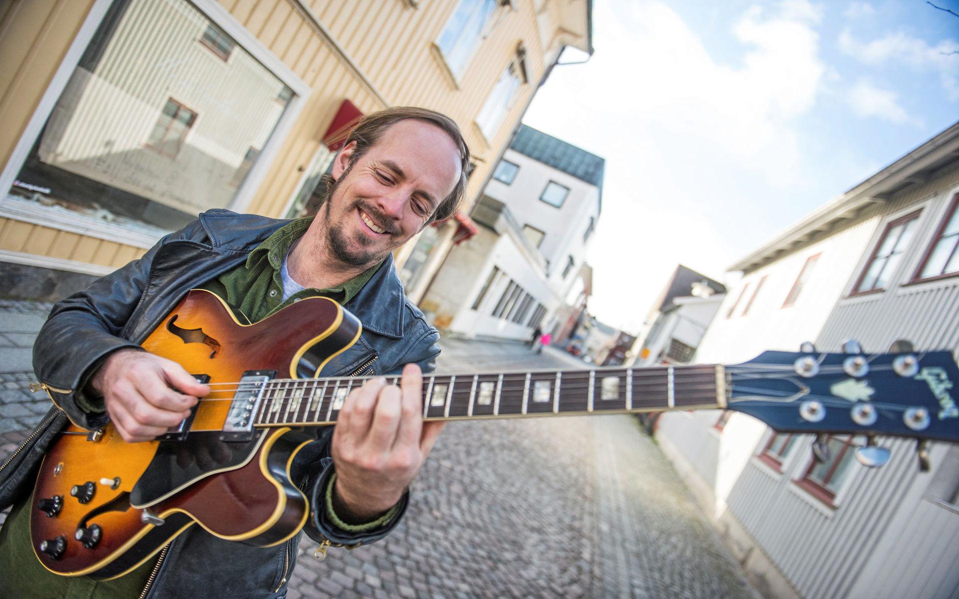 Gitarristen Simon Ljungman har en lång karriär, nu gör han till slut sin solodebut. 