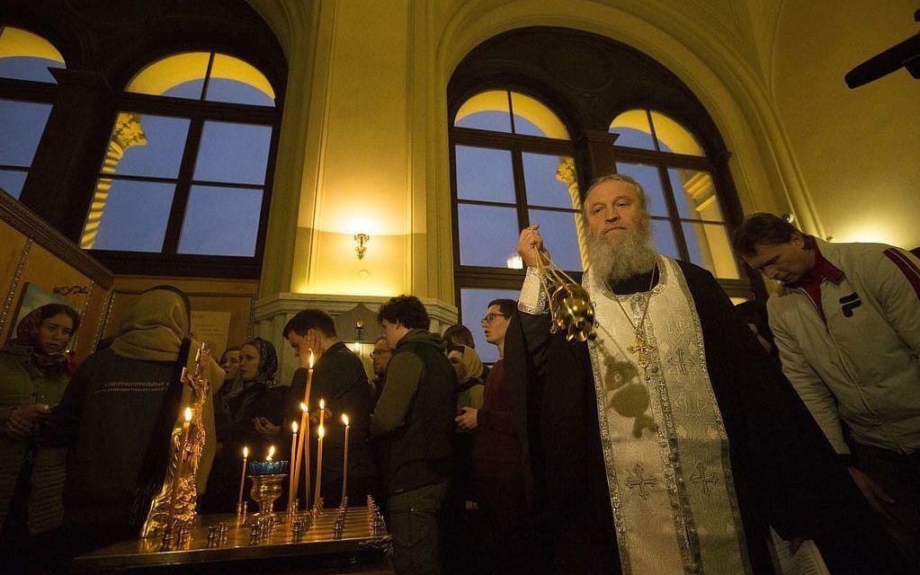 En ortodox präst håller en mässa till minne av offren i bombattentatet. Foto: TT
