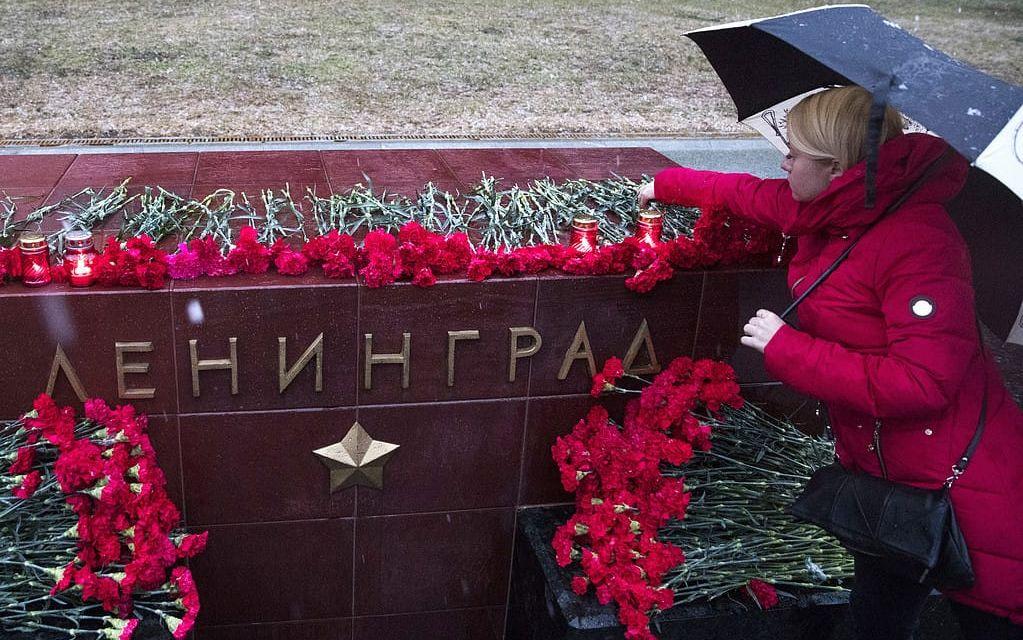 En kvinna lägger blommor på "Den okände soldatens" grav vid Kreml. Foto: TT
